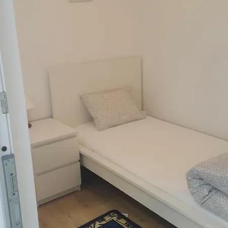Metro House Apartment *